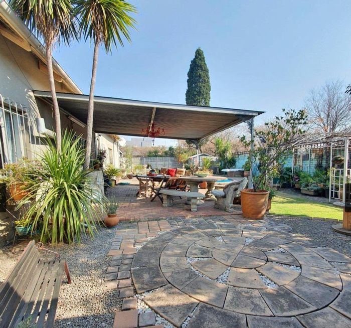 For Sale: 3-Bedroom House in Vereeniging Central with Pool and Garage.