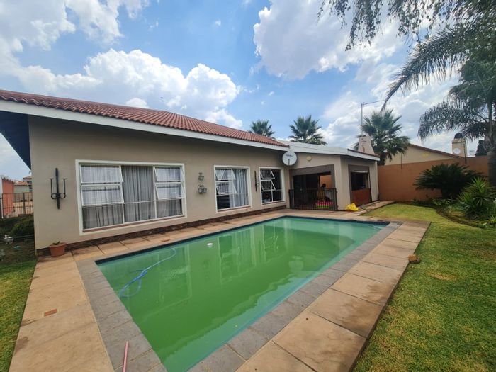 For Sale: Vaalpark Townhouse with 3 bedrooms, pool, and pet-friendly estate.