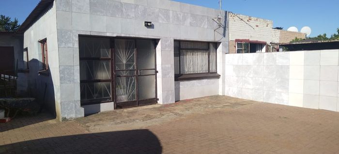 Duncanville House For Sale: 3 beds, double garages, alarm system, spacious land.