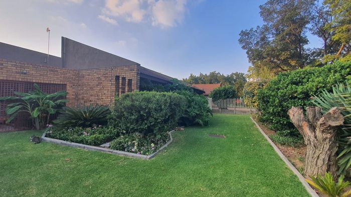 Vanderbijlpark Sw 2 House For Sale: 3 beds, study, bar, borehole, ample storage.