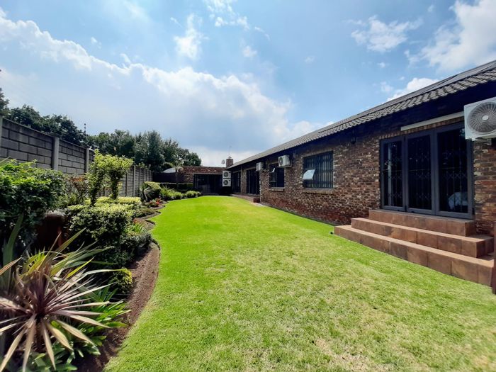 Farm for Sale in Mantevrede: Includes pool, entertainment area, and ample storage.