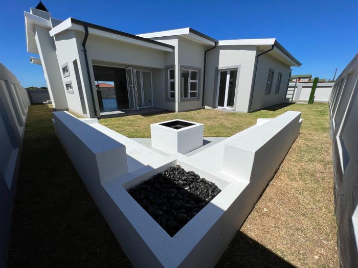 For Sale: House in Aston Bay with open plan living, braai, and double garage.