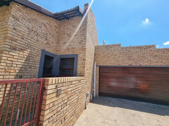Townhouse To Rent in Vanderbijlpark Central: 2 beds, garden, pool, secure complex.