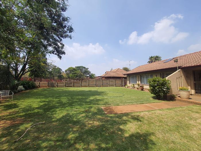 Vanderbijlpark SE 6 House For Sale: 3 Beds, 2 Baths, Garage, Office Space.