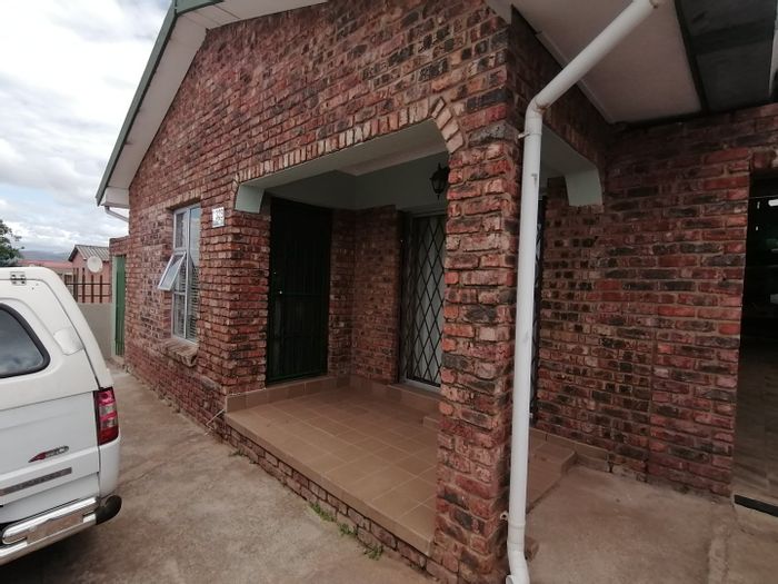 Rosedale House For Sale: 3 beds, 2 baths, large kitchen, outdoor braai area.