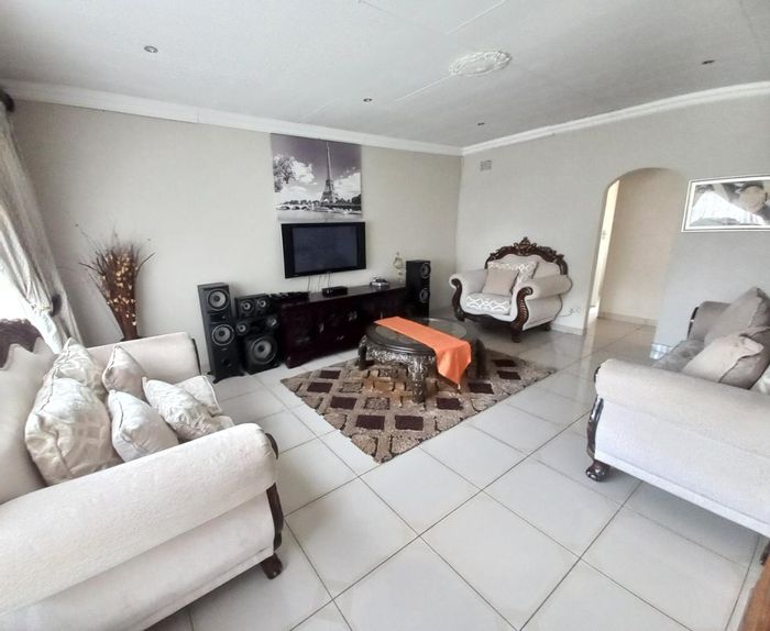 For Sale: House in Vanderbijlpark SE 6 with pool, garage, and spacious kitchen.