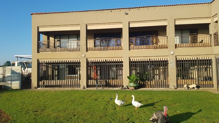 For Sale: Nanescol Farm with 15 Bedrooms, Guest House, and 23,362 m² Land.