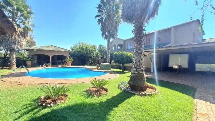 For Sale: Unitas Park Farm with 4-bed house, entertainment areas, and business rights.