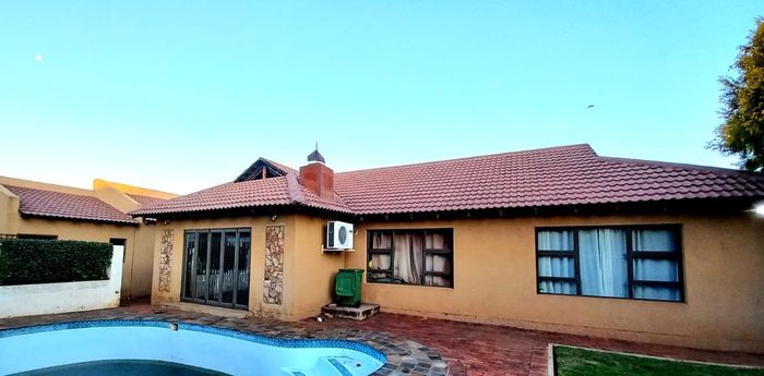 For Sale: 3-Bedroom House in Vanderbijlpark SE 6 with pool and flatlet.