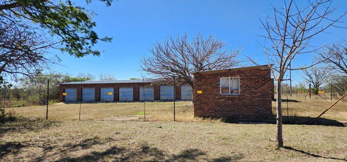 182-Hectare Farm For Sale in Polokwane Rural: Homes, grazing land, and water supply.