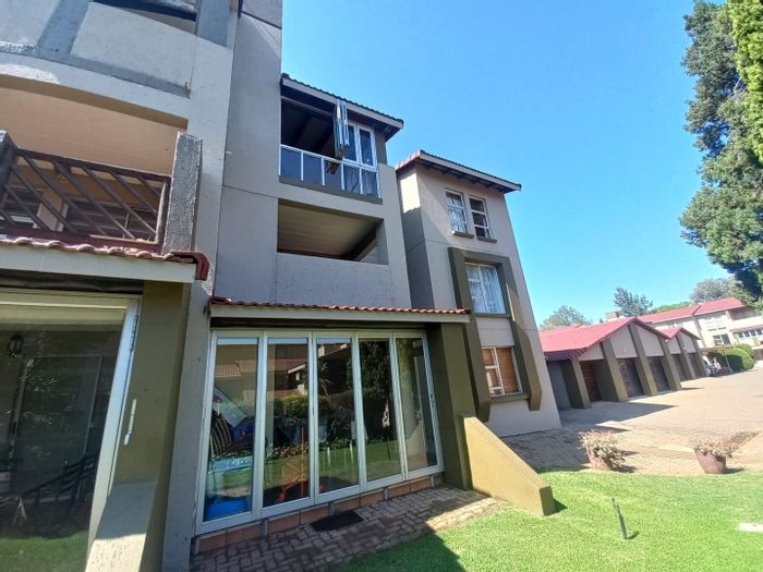 Vaalpark Townhouse For Sale: River access, pool, garage, boat house, 3 carports.