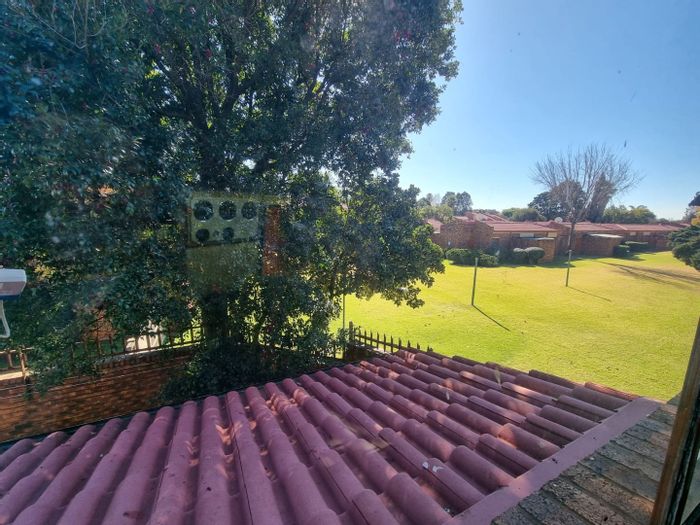 For Sale: 3-Bedroom Townhouse in Vanderbijlpark Ce 3 with garden and garage.