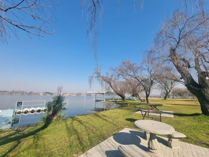 Kaalplaats Farm For Sale: Riverfront, jetty, flatlet, stables, and extensive amenities.