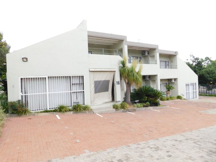 Ferndale Office To Rent: 450 m², flexible lease, air-conditioned, private courtyards.