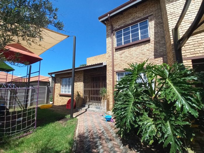 Ardenwold SH Townhouse For Sale: 3 bedrooms, study, playroom, secure complex.