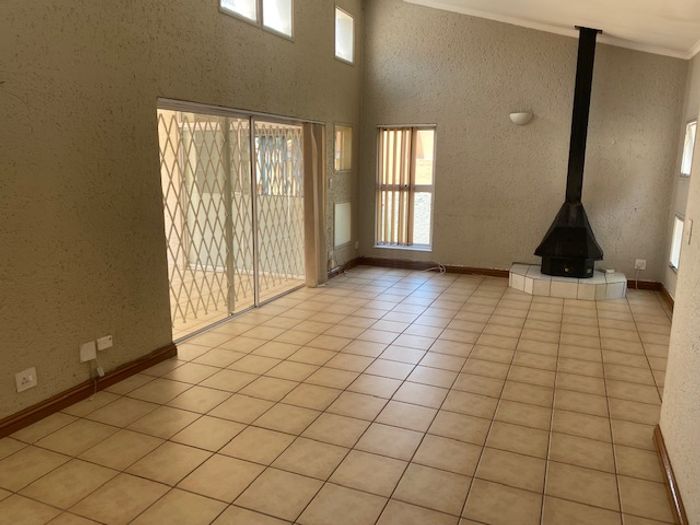 Buccleuch House To Rent: 3 Bedrooms, fireplace, study, patio, secure with garage.