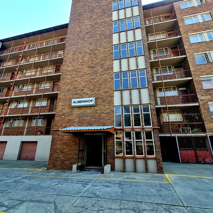 3 Bedroom flat for sale in Sasolburg Central, close to town amenities.