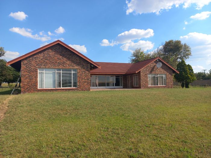 For Sale: Wonderwater Farm with spacious home, 2 flatlets, and strong borehole.