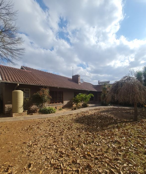 For Sale: 5-bedroom house in Sasolburg Central with entertainment area and study.