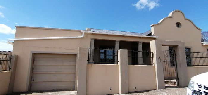 College Hill House For Sale: 3 beds, flatlet, garages, large yard, investment potential.