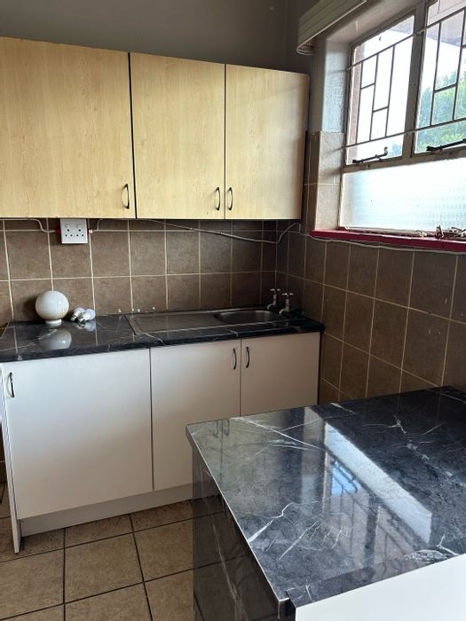 3 Bedroom Flat for Sale in Vanderbijlpark Cw 1, ideal for students.