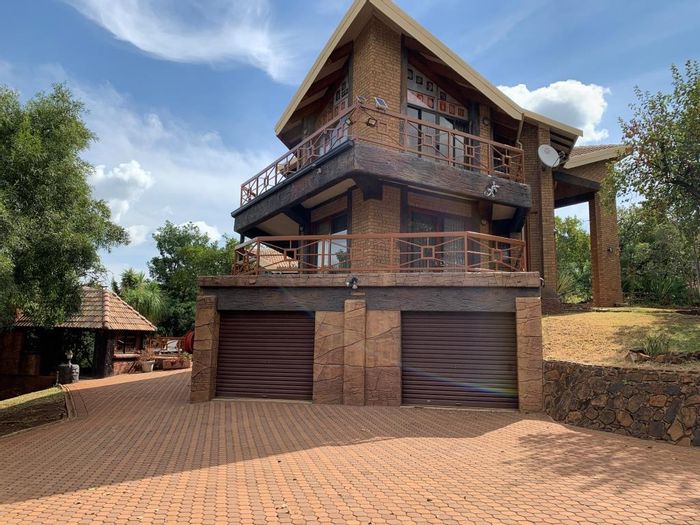 For Sale: House in Kranspoort with pool, jacuzzi, lapa, and four garages.