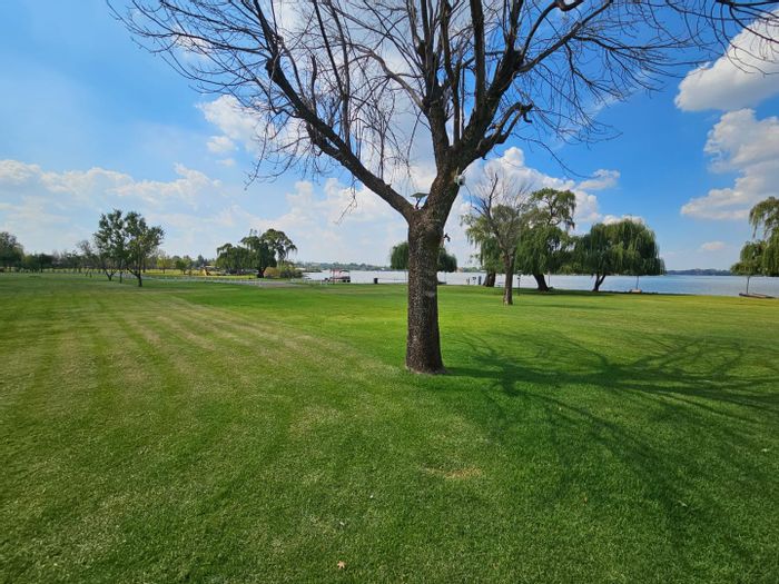 Lochvaal House For Sale: Riverfront, 4 beds, entertainment area, communal pool.