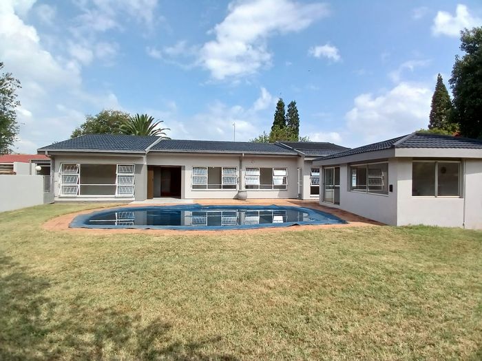 For Sale: House in Sasolburg Ext 23 with pool, braai area, and ample parking.