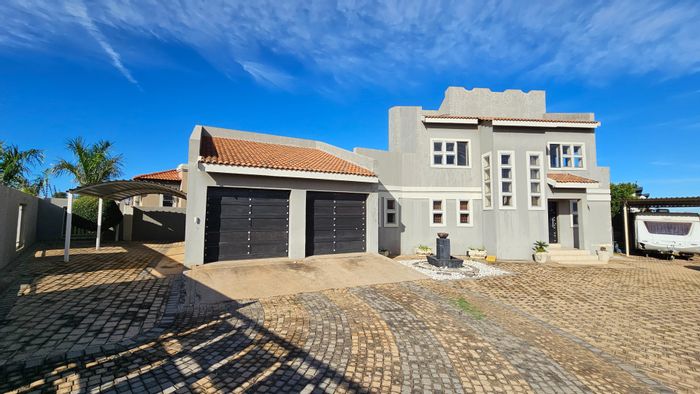 Serala View House For Sale: 3 bedrooms, double garage, balconies, ample parking.