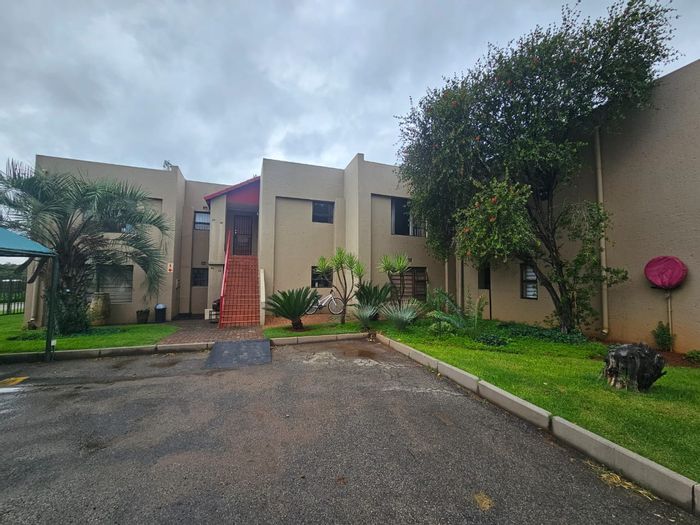 Vaalpark Townhouse For Sale: 2 beds, river access, communal pool, 24-hour security.