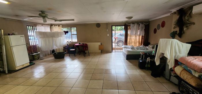 For Sale: House in Vanderbijlpark Central with 2 flatlets and ample parking.