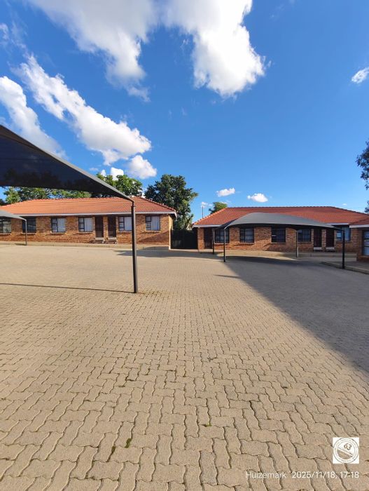 Townhouse To Rent in Sasolburg Ext 10: 2 beds, 1 bath, near shops/schools.