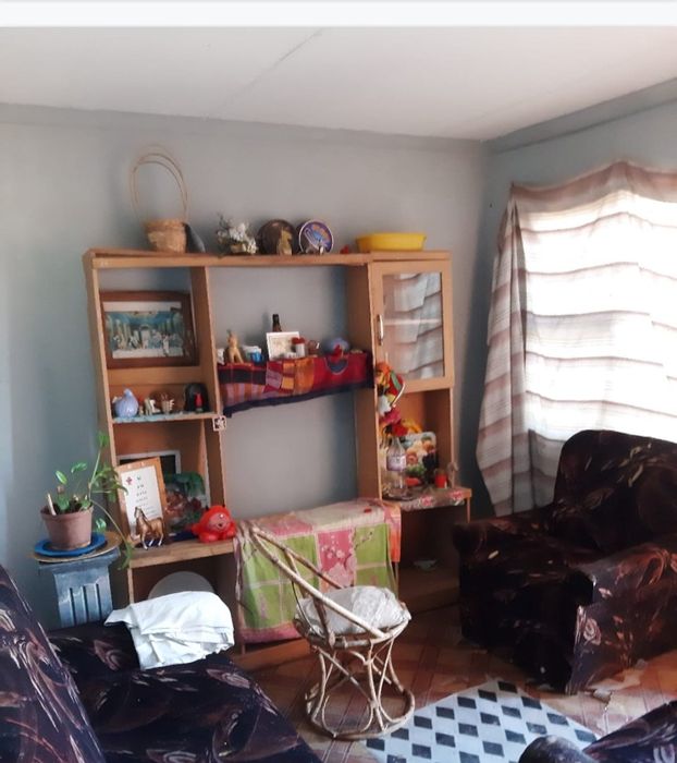 Mcnaughton House For Sale: 2 bedrooms, lounge, kitchen, and bathroom. Ideal starter home.