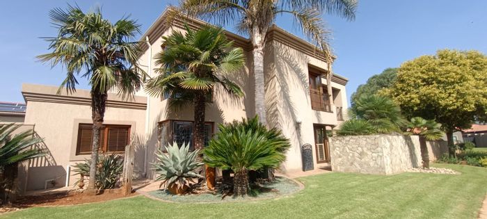 For Sale: House in Emfuleni Golf Estate with golf access, pool, and amenities.