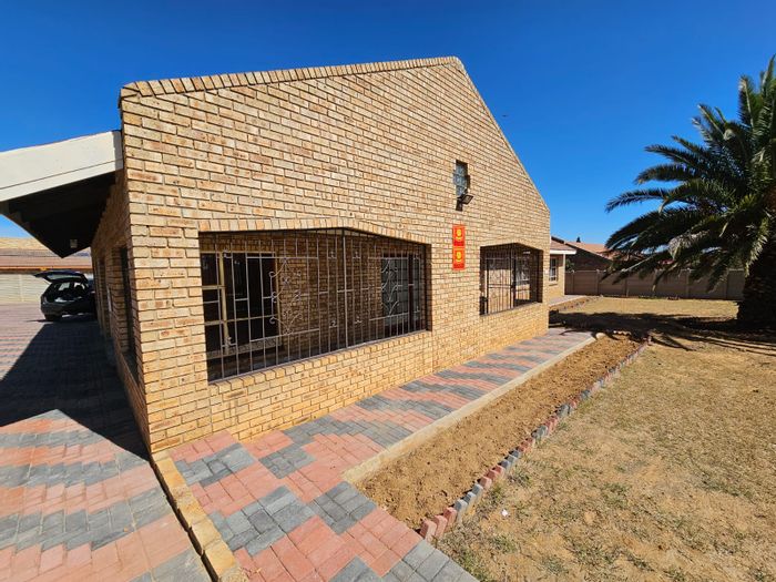 Spacious 4-bedroom house with patio and double garage in Welgelegen West, To Rent.