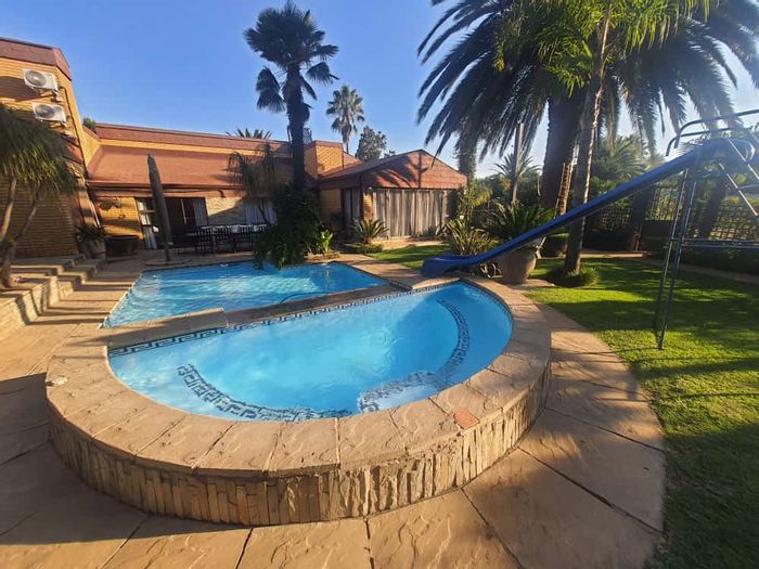 For Sale: House in Vanderbijlpark Central with 5 bedrooms, pool, tennis court.
