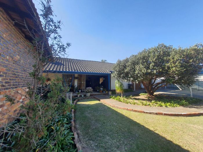 House for Sale in Vanderbijlpark Sw 1: 3 Beds, Pool, 5 Garages, Koi Pond.
