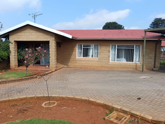 Minnebron House For Sale: 3 Bedrooms, pool, bar, double garage, pet-friendly.