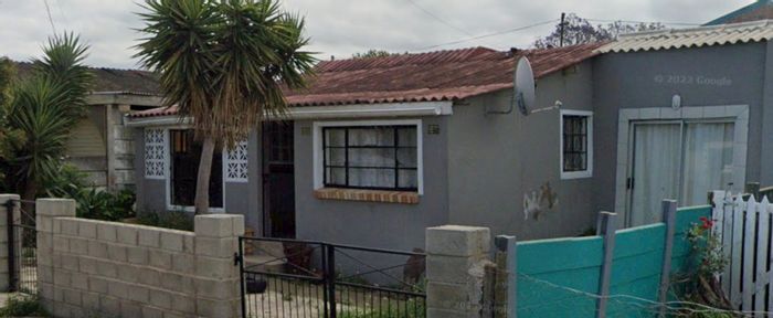 For Sale: Family home in Gerald Smith with 3 bedrooms, secure parking, and pet-friendly.