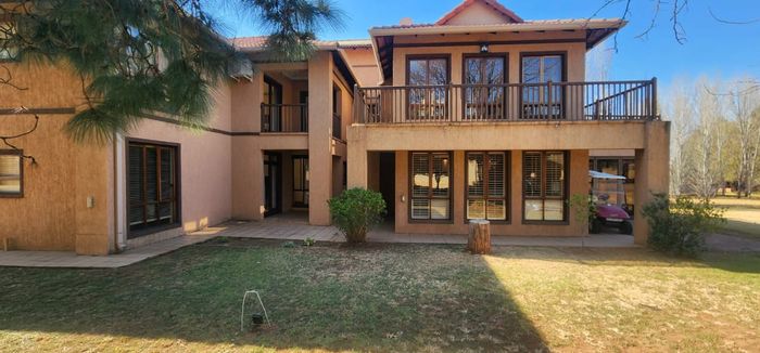 For Sale: House in Emfuleni Golf Estate with golf course, river access, and amenities.