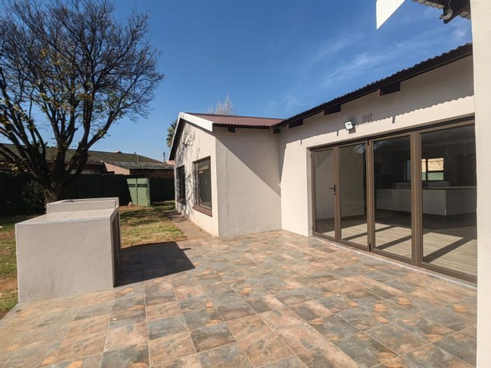 Heidelberg Proper House For Sale: 3 beds, large garden, outdoor braai area.