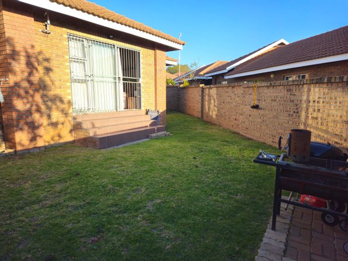 Bendor Townhouse For Sale: 2 Bedrooms, Open Plan Living, Close to Schools.