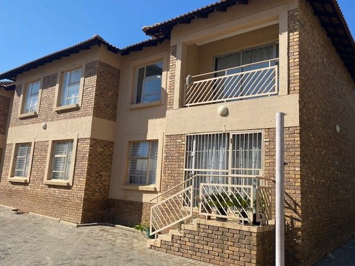 Rensburg Flat For Sale: Open plan living, balcony, covered parking, ideal investment.