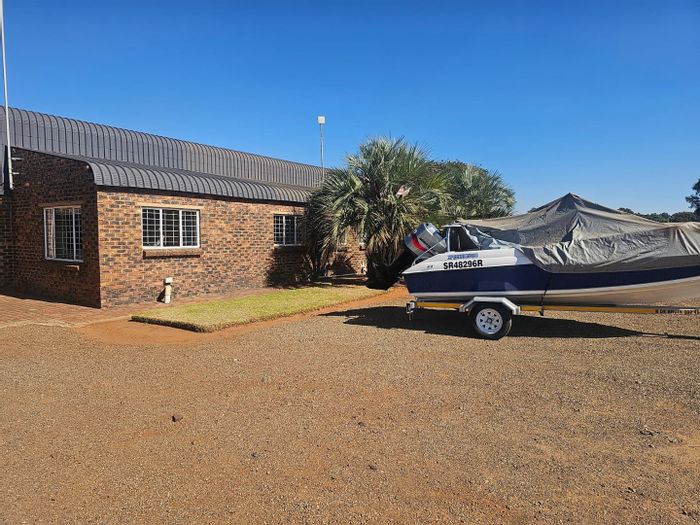 8.56HA Farm for Sale in Roodia: Workshop, office space, ample parking, development potential.