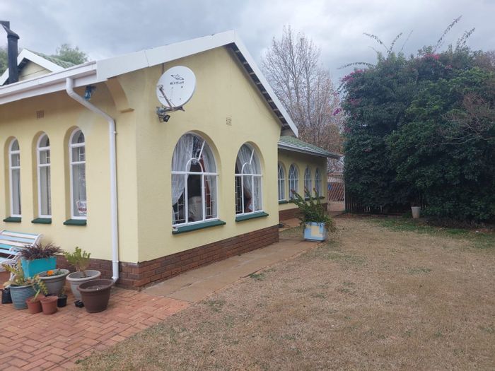 For Sale: House in Westonaria Central with 4 bedrooms, flatlet, and borehole.