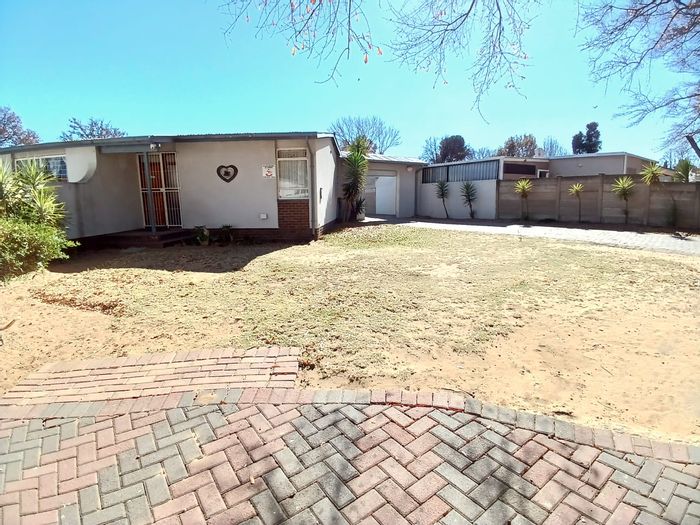 For Sale: House in Sasolburg Ext 23 with flatlet, garages, and security features.