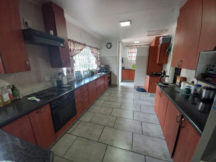 For Sale: House in Sasolburg Ext 4 with 3 beds, office space, and 3 garages.