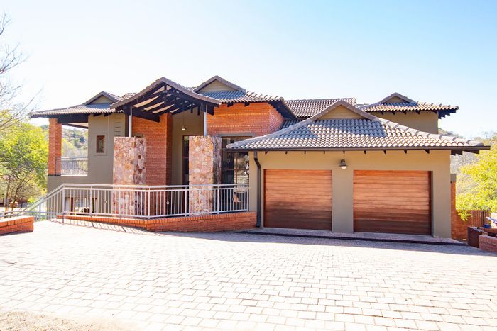 For Sale: House in Heidelberg Kloof Estate with 4 beds, study, wine cellar.