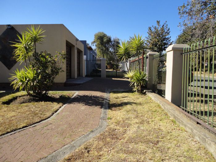 Spacious Sunset Park house with pool, Lapa, and double garage for sale.