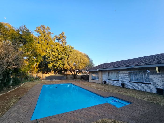 For Sale: House in Sasolburg Ext 11 with pool, lapa, and separate flat.